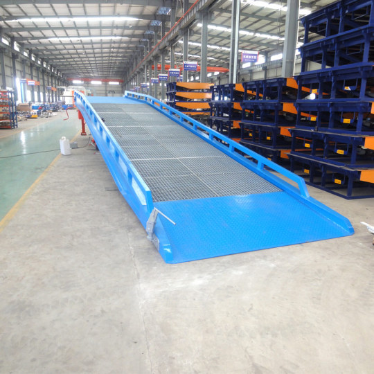 Mobile forklift aluminum yard ramp for trucks and docks